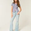 Højtaljede, revne, lysvaskede flare-jeans Højtaljede, revne, lysvaskede flare-jeans