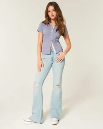 Højtaljede, revne, lysvaskede flare-jeans