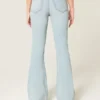 Højtaljede, revne, lysvaskede flare-jeans Højtaljede, revne, lysvaskede flare-jeans