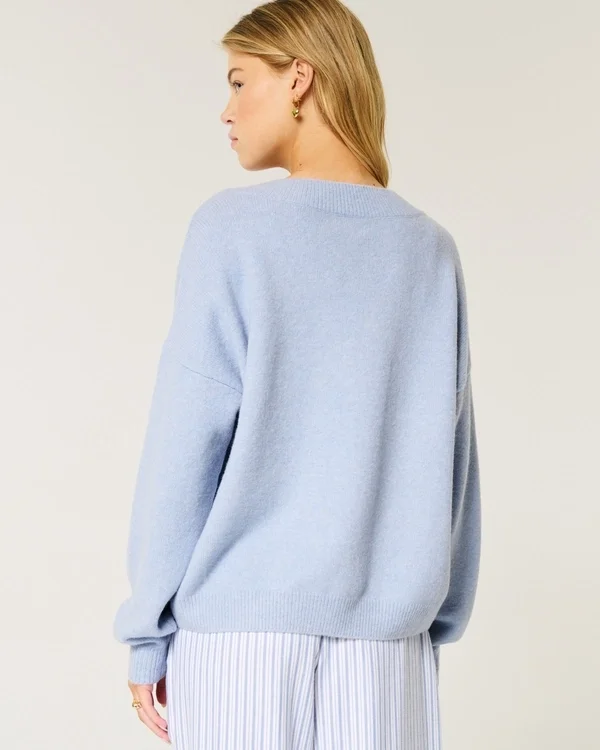 Hollister Comfy Cloud oversized sweater med V-hals Hollister Comfy Cloud oversized sweater med V-hals