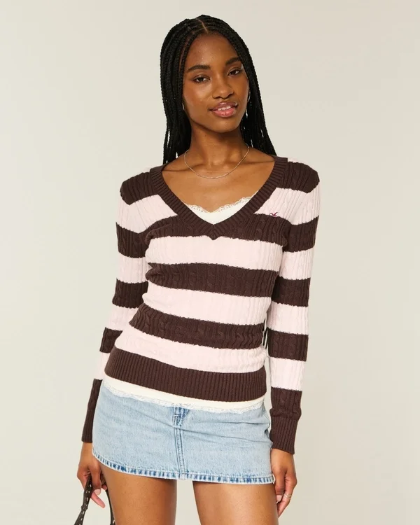 Ikonisk sweater med V-hals og kabelstrik Ikonisk sweater med V-hals og kabelstrik