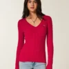 Ikonisk sweater med V-hals og kabelstrik