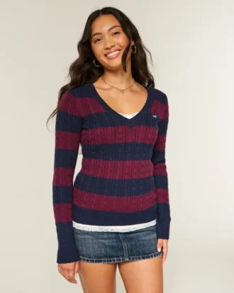 Ikonisk sweater med V-hals og kabelstrik