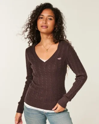 Ikonisk sweater med V-hals og kabelstrik
