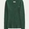 Ikonisk sweater med V-hals og kabelstrik