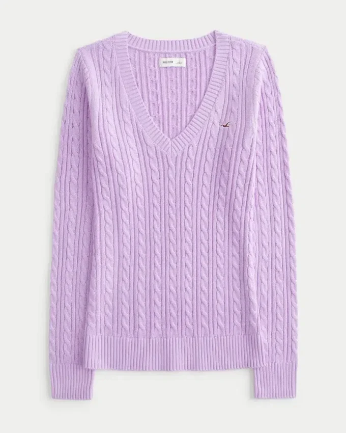 Ikonisk sweater med V-hals og kabelstrik