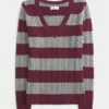 Ikonisk sweater med V-hals og kabelstrik