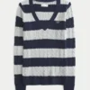 Ikonisk sweater med V-hals og kabelstrik