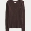 Ikonisk sweater med V-hals og kabelstrik