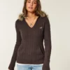 Kabelstrikket sweater med hætte og kant af imiteret pels Kabelstrikket sweater med hætte og kant af imiteret pels