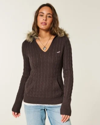 Kabelstrikket sweater med hætte og kant af imiteret pels