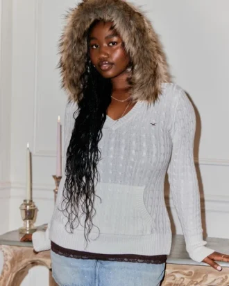 Kabelstrikket sweater med hætte og kant af imiteret pels