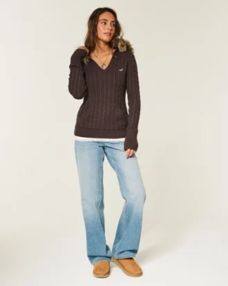 Kabelstrikket sweater med hætte og kant af imiteret pels
