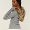 Kabelstrikket sweater med hætte og kant af imiteret pels Kabelstrikket sweater med hætte og kant af imiteret pels