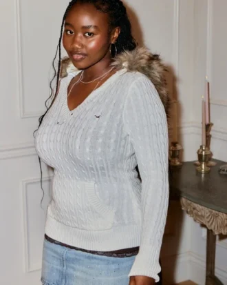 Kabelstrikket sweater med hætte og kant af imiteret pels
