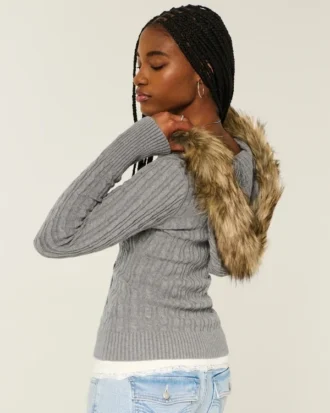 Kabelstrikket sweater med hætte og kant af imiteret pels