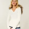 Kabelstrikket sweater med hætte og kant af imiteret pels Kabelstrikket sweater med hætte og kant af imiteret pels