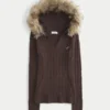 Kabelstrikket sweater med hætte og kant af imiteret pels Kabelstrikket sweater med hætte og kant af imiteret pels