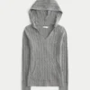 Kabelstrikket sweater med hætte og kant af imiteret pels Kabelstrikket sweater med hætte og kant af imiteret pels