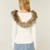 Kabelstrikket sweater med hætte og kant af imiteret pels Kabelstrikket sweater med hætte og kant af imiteret pels