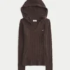 Kabelstrikket sweater med hætte og kant af imiteret pels Kabelstrikket sweater med hætte og kant af imiteret pels