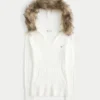 Kabelstrikket sweater med hætte og kant af imiteret pels Kabelstrikket sweater med hætte og kant af imiteret pels