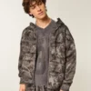 Kasseformet camouflage-hoodie med lynlås og termofoer Kasseformet camouflage-hoodie med lynlås og termofoer
