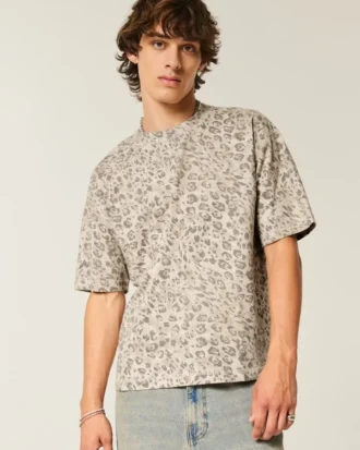 Kasseformet, kort, kraftig T-shirt med leopardprint