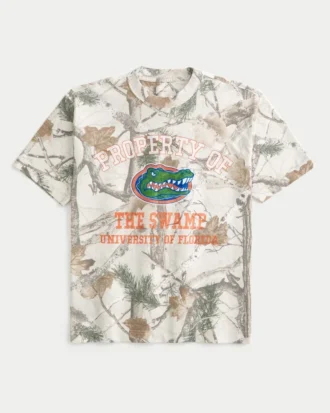 Kasseformet, kraftig T-shirt med University of Florida Gators-grafik og camouflagemønster Kasseformet, kraftig T-shirt med University of Florida Gators-grafik og camouflagemønster