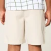Køle-golfshorts, der går til over knæet Køle-golfshorts, der går til over knæet