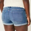 Kurvede lavtaljede shorts i mediumvasket denim