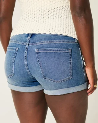 Kurvede lavtaljede shorts i mediumvasket denim