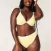 Kurvet højtaljet ribbet cheeky bikinitrusser med høj talje