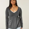 Langærmet babydoll-top med grafisk print og pinch bust Langærmet babydoll-top med grafisk print og pinch bust