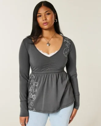 Langærmet babydoll-top med grafisk print og pinch bust