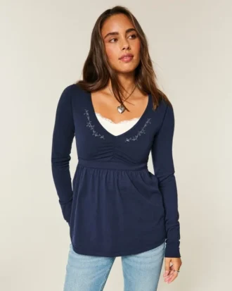 Langærmet babydoll-top med klemning ved brystet