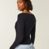 Langærmet bluse med rund halsudskæring Langærmet bluse med rund halsudskæring
