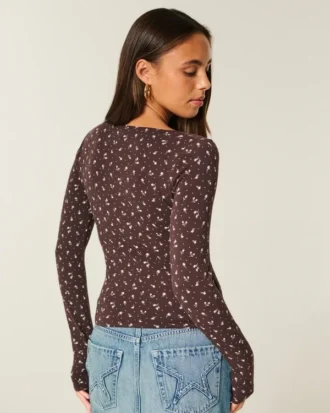 Langærmet wrap-top med V-hals