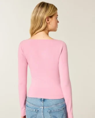 Langærmet wrap-top med V-hals