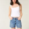 Lavtaljede baggy denimshorts med sløjfemønster Lavtaljede baggy denimshorts med sløjfemønster