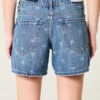 Lavtaljede baggy denimshorts med sløjfemønster Lavtaljede baggy denimshorts med sløjfemønster