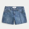 Lavtaljede baggy denimshorts med sløjfemønster Lavtaljede baggy denimshorts med sløjfemønster