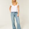 Lavtaljede baggy jeans i medium vask med sommerfuglemotiv Lavtaljede baggy jeans i medium vask med sommerfuglemotiv