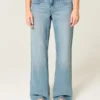 Lavtaljede baggy jeans i medium vask med sommerfuglemotiv Lavtaljede baggy jeans i medium vask med sommerfuglemotiv