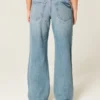 Lavtaljede baggy jeans i medium vask med sommerfuglemotiv Lavtaljede baggy jeans i medium vask med sommerfuglemotiv