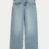 Lavtaljede baggy jeans i medium vask med sommerfuglemotiv Lavtaljede baggy jeans i medium vask med sommerfuglemotiv