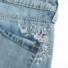 Lavtaljede baggy jeans i medium vask med sommerfuglemotiv Lavtaljede baggy jeans i medium vask med sommerfuglemotiv