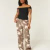 Lavtaljede baggy jeans med ko-print Lavtaljede baggy jeans med ko-print