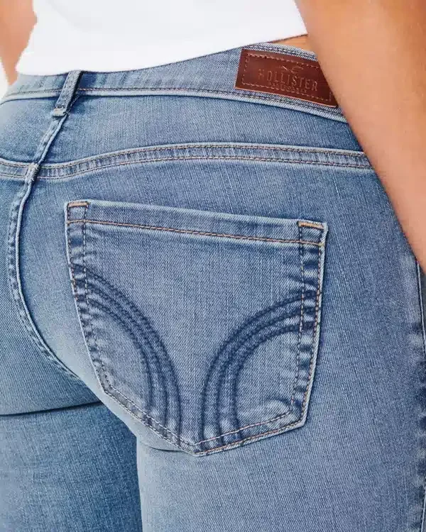 Lavtaljede bootcut-jeans i medium vask Lavtaljede bootcut-jeans i medium vask