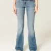 Lavtaljede bootcut-jeans i medium vask med distressed-effekt